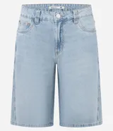 Bermuda tipo jorts de jeans, tiro medio/alto, color celeste claro lavado, corte ancho y largo que llega por encima de la rodilla. Presenta cinco bolsillos y trabillas para cinturón.