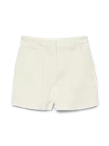 Short de tiro alto color blanco, estilo sastrero, con bolsillos laterales funcionales.