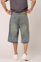 Bermuda de jean celeste con efecto lavado y corte amplio.