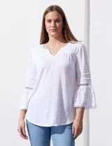 Blusa color celeste con escote en V, mangas largas acampanadas con detalle de crochet y frunces en los hombros.