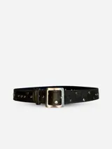 Cinto de cuero color bordó con tachas plateadas y hebilla metálica cuadrada.