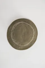 Gorro tipo bucket de gabardina color verde oliva con ala corta y ojales de ventilación.