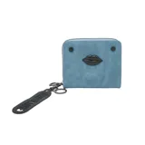 Billetera azul con cierre de cremallera, aplique de labios negros y detalles de tachas. Incluye llavero de goma negro con inscripción.