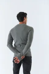 Sweater de punto color verde militar con cuello redondo y logo bordado en el pecho.