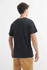 Remera manga corta de color gris oscuro con cuello redondo.