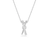 Colgante con cadena plateada y dije en forma de nudo adornado con circonitas blancas. El dije está formado por dos bandas bañadas en rodio, con una circonita de talla ovalada en el centro.