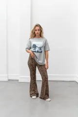 Remerón negro con estampa frontal de dos perros bulldog francés.