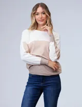 Buzo tejido de manga japonesa, con diseño colorblock en tonos beige y gris, de la marca Aaeda.