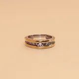 Anillo de plata y oro con circonias engarzadas en dos hileras y una circonia central de mayor tamaño.
