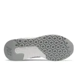 Championes New Balance modelo WRL247SAB, color blanco con detalles plateados metálicos en el logo 'N' lateral y en el talón. Presentan una construcción de malla y materiales sintéticos, y entresuela REVlite.