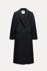 Abrigo largo de Zara Woman Collection confeccionado en tejido con 30% lana. Tiene cuello solapa de muescas, manga larga con abertura y botones, bolsillos con solapa en el delantero y de vivo en el pecho. Forro interior a tono y cierre frontal cruzado con botones.
