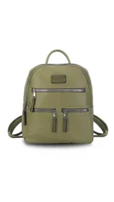 Mochila verde oliva de cuero sintético con doble cierre superior, bolsillos frontales con cierre metálico y correas regulables con hebillas.