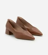 Zapato femenino básico, de modelo scarpin, color negro, con puntera fina y tacón bloque mediano.