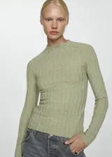 Jersey de punto fino color verde claro, con cuello perkins y diseño entallado.
