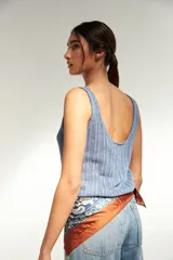 Musculosa de punto color celeste con textura acanalada.