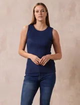 Musculosa celeste en tejido acanalado, con cuello a la base y sin mangas.