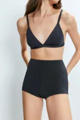 Conjunto de ropa interior negro, compuesto por un corpiño triangular y un short de tiro alto.