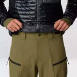 Campera negra con capucha, acolchada con poliéster reciclado. Tiene cierre frontal, bolsillo en el pecho con cierre, dos bolsillos laterales con cierre, puños elásticos y dobladillo ajustable. Se puede guardar en su propio bolsillo.