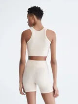 Shorts de ciclismo color beige, de tiro alto, con logo de Calvin Klein en la cintura.