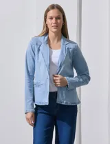 Blazer de jean celeste, marca Dictionary, con cuello con solapa, abertura central con botón, bolsillos delanteros y puños con botones.