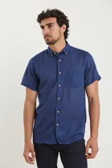 Camisa azul de manga corta con cuello abotonado y bolsillo en el pecho.