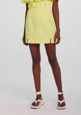 Pollera corta recta color amarillo.
