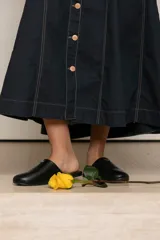 Slippers con estampado animal print, forro interior y plantilla de cuero color negro.