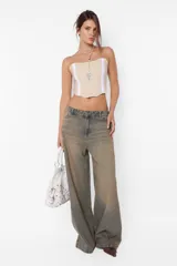 Corset color beige, strapless, con ballenas internas y ajuste elastizado en la espalda.