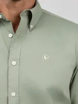Camisa celeste a rayas verticales, de corte regular fit, cuello button-down, manga larga con puños abotonados y logo bordado en el pecho.
