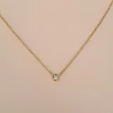 Collar minimalista de acero dorado con circonita, diseñado para uso individual o en capas.