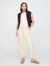 Pantalón jogger color verde militar, con cintura elástica y cordón ajustable, bolsillos laterales y puños elásticos.