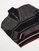 Sweater azul con cuello alto con medio cierre, textura tipo terciopelo y puños acanalados.