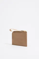 Monedero Bimba y Lola de nylon color rosa, con logo metálico dorado, tirador de cordón multicolor, bolsillo interior doble y cierre con cremallera.