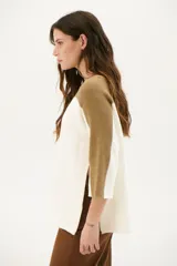 Buzo de punto color beige con mangas 3/4 y detalle bitono en cuello y mangas.