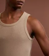 Musculosa de hombre color beige, de corte regular, confeccionada en tejido flamê texturizado.