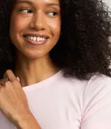 Blusa color beige de viscosa con elastano, de manga corta, cuello redondo, textura acanalada y bajo ondulado.