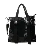 Bolso tipo shopper de charol color negro, con doble asa de mano, correa bandolera ajustable y desmontable, y detalles de hebillas decorativas.