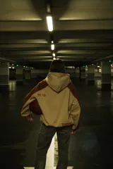 Hoodie con cierre color crema y mangas marrones, corte boxy, estampado con serigrafía.