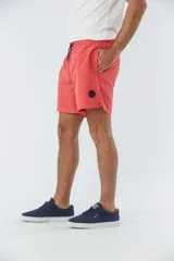 Short de baño celeste liso, con cintura elástica ajustable con cordón negro, dos bolsillos delanteros y uno trasero.