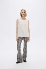 Musculosa blanca de lino con breteles anchos y cuello bote.
