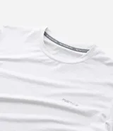 Remera deportiva de hombre con cuello redondo y manga corta, confeccionada en tejido jacquard blanco con un patrón abstracto sutil en relieve. Posee tecnología Dry para mayor transpirabilidad y un pequeño logo estampado en el pecho.