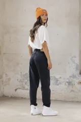 Remera blanca de algodón con estampa rectangular en tonos beige y texto negro.