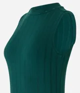 Vestido midi negro de punto acanalado, sin mangas y con cuello alto.