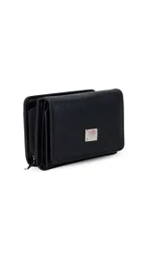 Billetera corta de símil cuero color beige claro, con cierre de broche a presión en la solapa principal. Presenta múltiples compartimentos internos para tarjetas y billetes, y un bolsillo exterior con cierre en la parte posterior. Lleva una placa metálica con el logo de la marca.