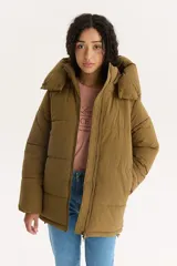 Campera larga tipo puffer color verde moss, con capucha y cierre frontal.