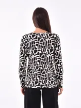 Remera a rayas horizontales color blanco y salmón, de manga larga y cuello redondo.