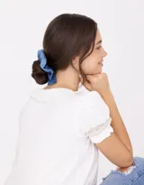 Maxi scrunchie de denim en combinación de tonos azules.