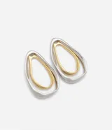 Par de caravanas metálicas con forma ovalada orgánica, en color plateado con interior dorado.