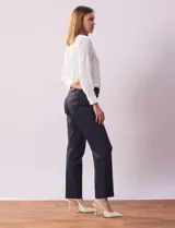 Pantalón de gabardina elastizada azul marino, marca Ruby Rd. Diseño liso con bolsillos simulados en la parte delantera y bolsillos aplicados en la parte trasera.