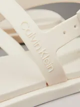 Sandalias Calvin Klein de goma color crema, con tira delantera y tira trasera ajustable con hebilla.